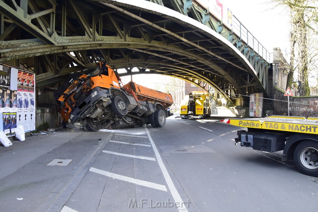 LKW blieb unter Bruecke haengen Koeln Deutz Deutz Muelheimerstr P045.JPG - Miklos Laubert